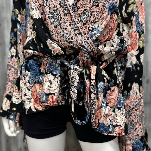 ⭐️Romantic Gypsy Floral Flutter Sleeve V-Neck Top NWT [6041] - Picture 4 of 11